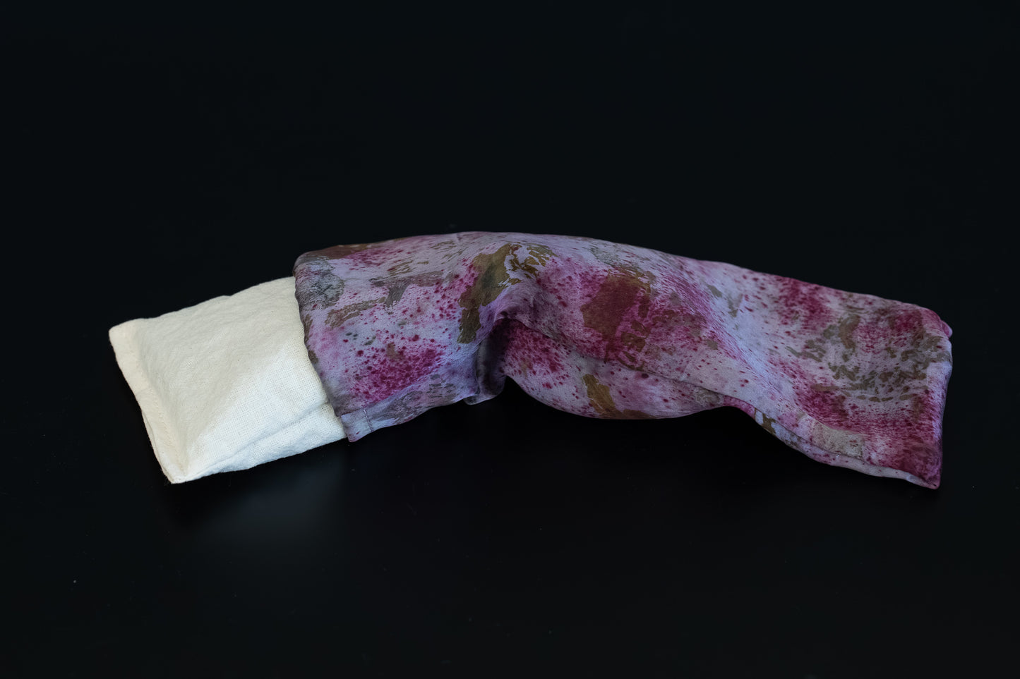 Silk eye pillow with removable inner cotton pouch, filled with organic lavender and organic flaxseeds, naturally dyed with cochineal, logwood, onion-skin and rose-petals.